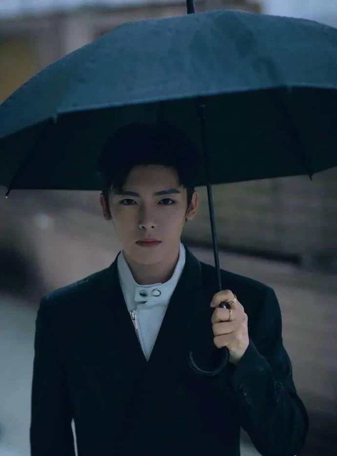 Hầu Minh Hạo vô cùng ngầu trong khoảnh khắc che ô màu đen.