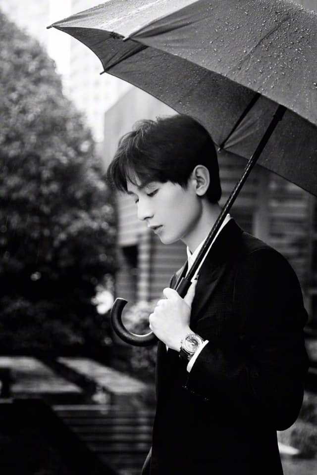 Thành Nghị sở hữu gương mặt góc cạnh với khoảnh khắc cầm ô ở góc nghiêng khiến fan nữ ngất ngây.
