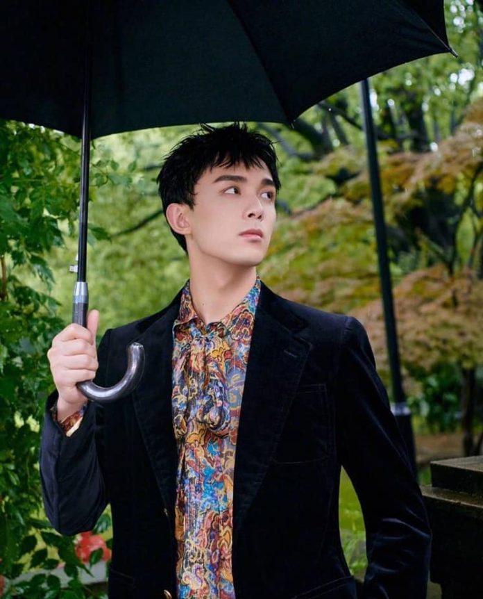 Ngô Lỗi với gương mặt mê hồn khiến fan nữ muốn lao đến che ô cùng.