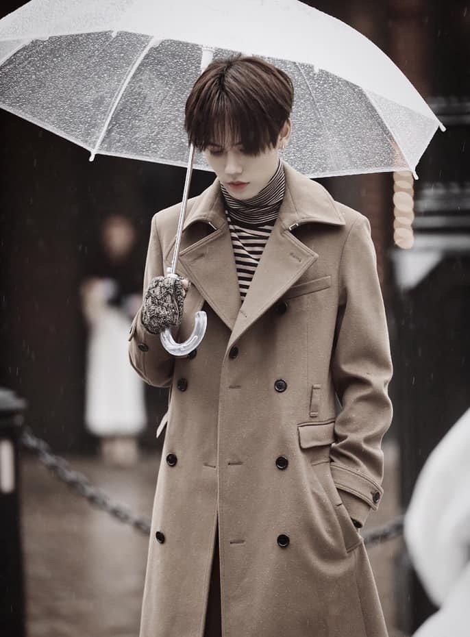 Lâm Ngạn Tuấn cũng đẹp đến khó cưỡng nổi trong khoảnh khắc cầm ô.