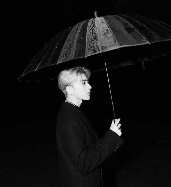 Thái Tử Khôn cũng không kém bất cứ mỹ nam nào trong tạo hình cầm ô.