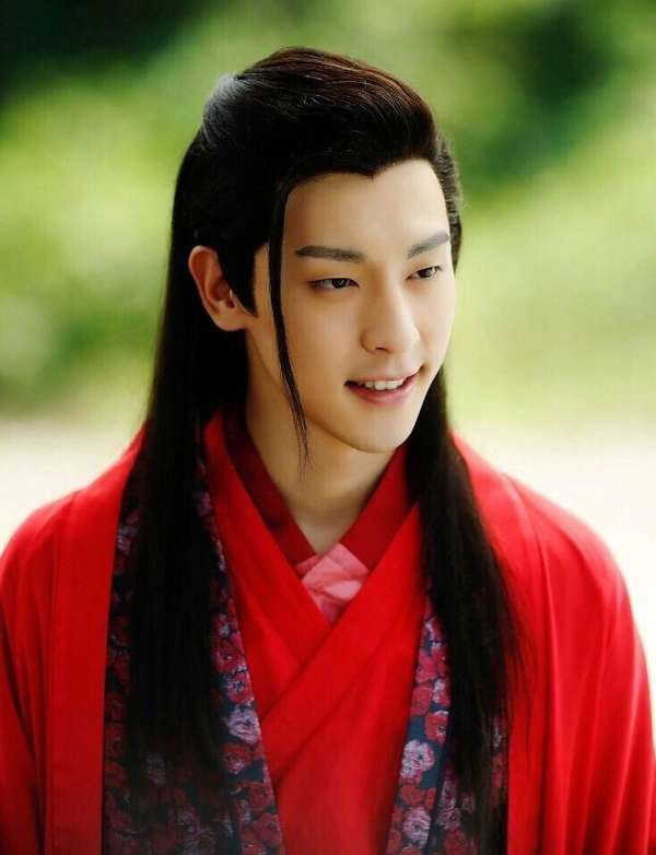 Đặng Luân chưa bao giờ khiến người hâm mộ thất vọng về nhan sắc đặc biệt tạo hình tóc râu rồng cùng trang phục màu đỏ yêu dị ở Sở Kiều truyện càng tăng vẻ phong lưu, đào hoa của nam diễn viên.