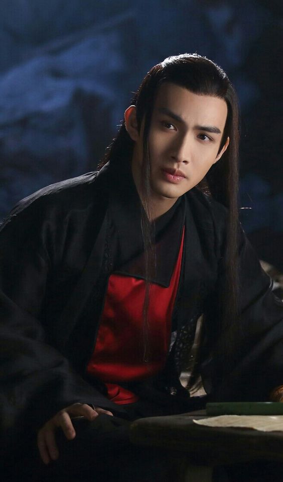 Trương Bân Bân cũng để mái tóc râu rồng trong nhân vật Ly Kính trong Tam sinh tam thế, thập lý đào hoa cũng đẹp đến ngất ngây.