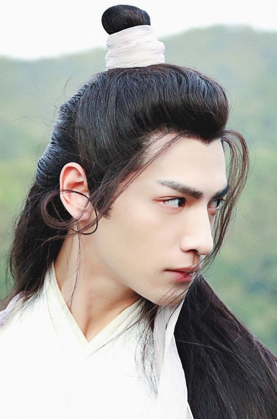 La Vân Hi luôn là mỹ nam được săn đón nhiều trong các phim cổ trang . Mỗi tạo hình của La Vân Hi đều toát lên khí chất tiên nhân kể cả để kiểu tóc râu rồng cũng không làm giảm nhan sắc của nam diễn viên.