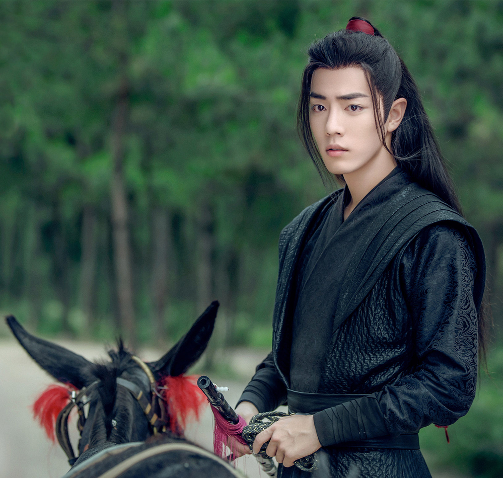 Tiêu Chiến luôn là mỹ nam nằm trong bảng xếp hạng về nhan sắc cũng như các cuộc bình chọn nam thần cổ trang. Dù tạo hình để tóc long tu hay kiểu nào thì Tiêu Chiến vẫn nhận nhiều lời khen.