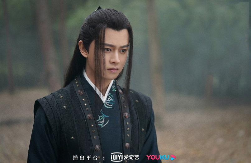 Nhắc đến các mỹ nam Cbiz trong tạo hình cổ trang để kiểu tóc long tu (râu rồng) thì chắc chắn không thể quên được Nhậm Gia Luân trong bộ phim Mộ Bạch Thủ với vẻ ngoài hào hoa khiến khán giả hết lời khen ngợi.