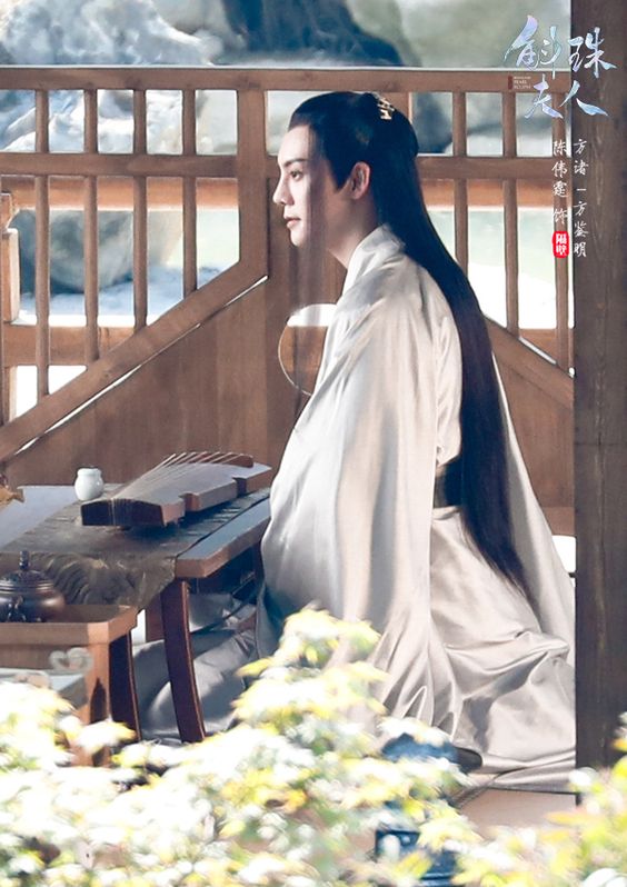 Trần Vỹ Đình để kiểu tóc long tu kết hợp với khí chất như một công tử tiêu dao tự tại.