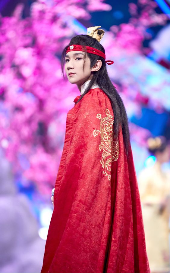 Vương Nguyễn cũng rất hợp với hình tượng nho nhã, thư sinh mà kiểu tóc long tu mang lại.