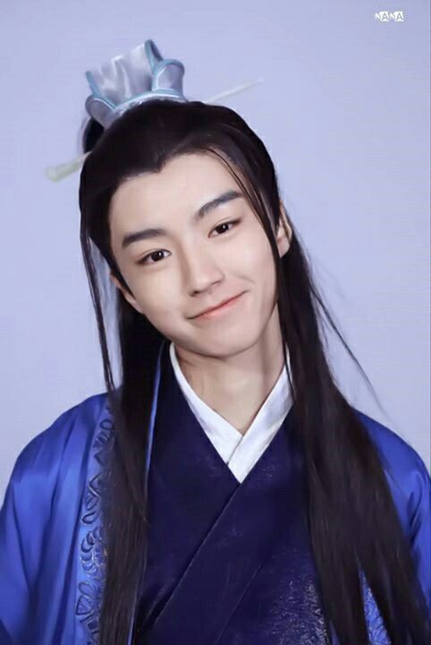 Vương Tuấn Khải cũng không kém khi để tóc râu rồng làm tăng sự nghịch ngợm của nam diễn viên.