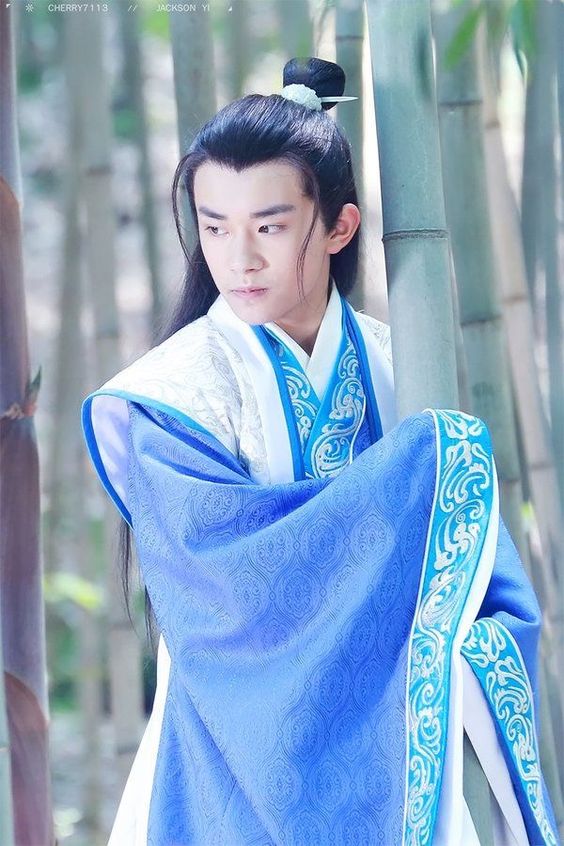 Dịch Dương Thiên Tỷ cũng nằm trong danh sách mỹ nam tạo kiểu tóc râu rồng cổ trang cực đẹp.