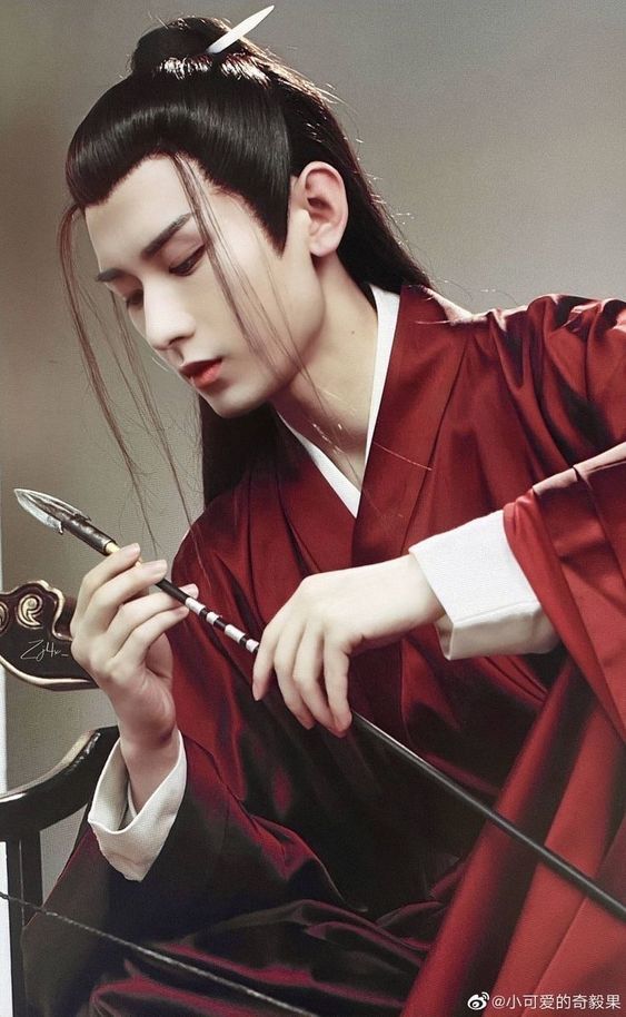 Thành Nghị sở hữu góc nghiêng mặt cực phẩm cùng kiểu tóc râu rồng cổ trang tạo lên vẻ đẹp đầy ma mị, quyến rũ không chịu nổi.