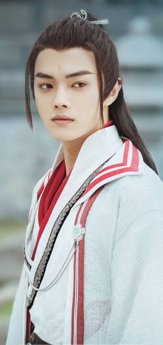 Hứa Khải sở hữu nhan sắc cực phẩm được mệnh danh mà 'mỹ nam Tử Cấm thành'. Do đó, tạo hình tóc râu rồng với Hứa Khải không dìm được nhan sắc của nam diễn viên.