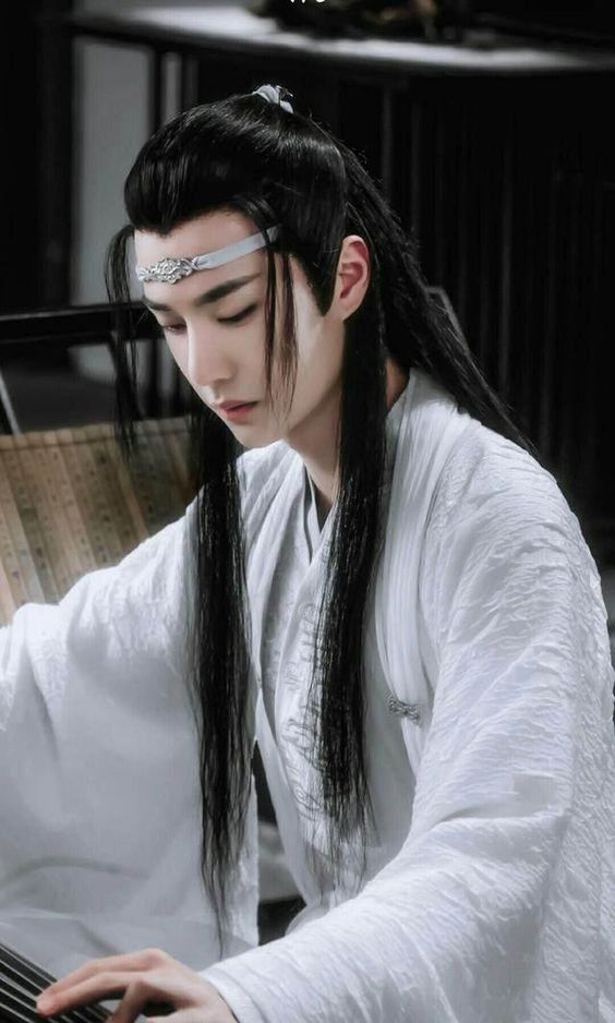 Chắc chắn không thể quên hình ảnh Vương Nhất Bác lạnh lùng với tạo hình mái tóc râu rồng trong Trần Tình lệnh.