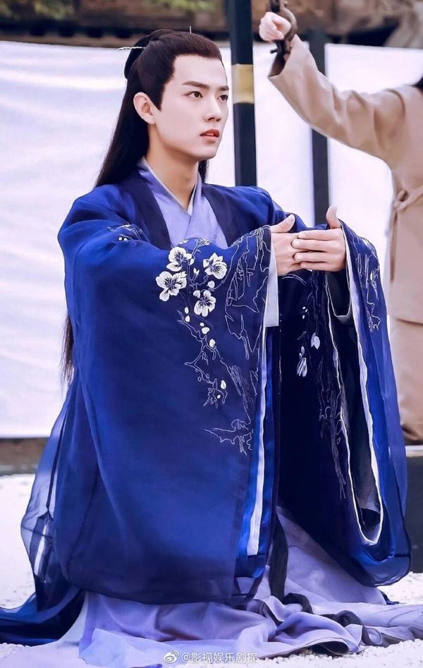 Tiêu Chiến trong Ôi hoàng đế bệ hạ của ta cũng khiến fan xao xuyến khi diện trang phục màu tím. Dù chỉ là nam phụ nhưng Tiêu Chiến toát lên vẻ ôn nhu khiến fan nữ trật mất mấy nhịp tim.