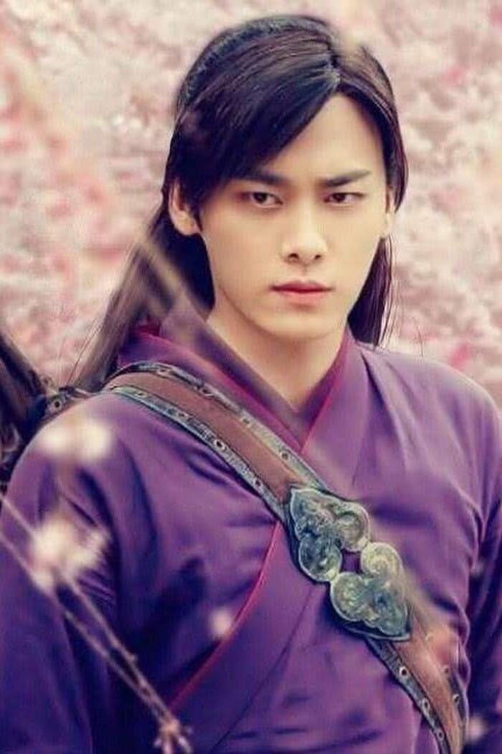 Lý Dịch Phong cũng không thể thiếu trong dàn mỹ nam Cbiz diện trang phục màu tím vô cùng hút hồn.