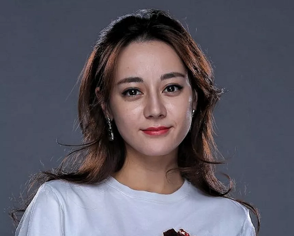 Địch Lệ Nhiệt Ba bị vạch trần nhan sắc thật không đẹp như trong ảnh - Ảnh 4 Địch Lệ Nhiệt Ba bị vạch trần nhan sắc thật không đẹp như trong ảnh - Ảnh 4