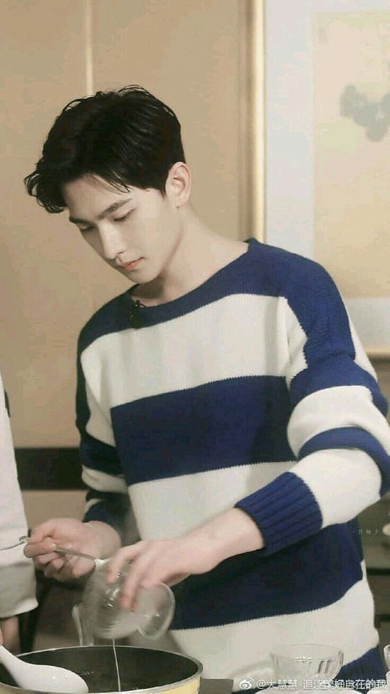 Dương Dương cũng không hổ là người bạn trai quốc dân không những đẹp mà còn nấu ăn rất chuyên nghiệp khiến các fan nữ mê điên đảo.