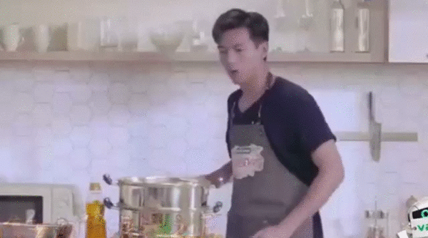 Lý Hiện biểu diễn phong cách co giật khi nấu ăn trái ngược với vẻ lạnh lùng trên phim.