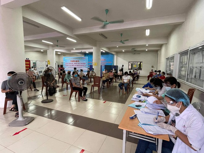 Quận Long Biên đặt mục tiêu tiêm mũi 1 vắc xin cho 100% người dân từ 18 tuổi trở lên, trước ngày 15-9 Quận Long Biên đặt mục tiêu tiêm mũi 1 vắc xin cho 100% người dân từ 18 tuổi trở lên, trước ngày 15-9