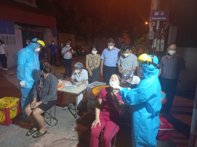 Lãnh đạo Thành phố Hà Nội và Quận Long Biên kiểm tra công tác xét nghiệm diện rộng được triển khai ngay trong tối 8-9 Lãnh đạo Thành phố Hà Nội và Quận Long Biên kiểm tra công tác xét nghiệm diện rộng được triển khai ngay trong tối 8-9