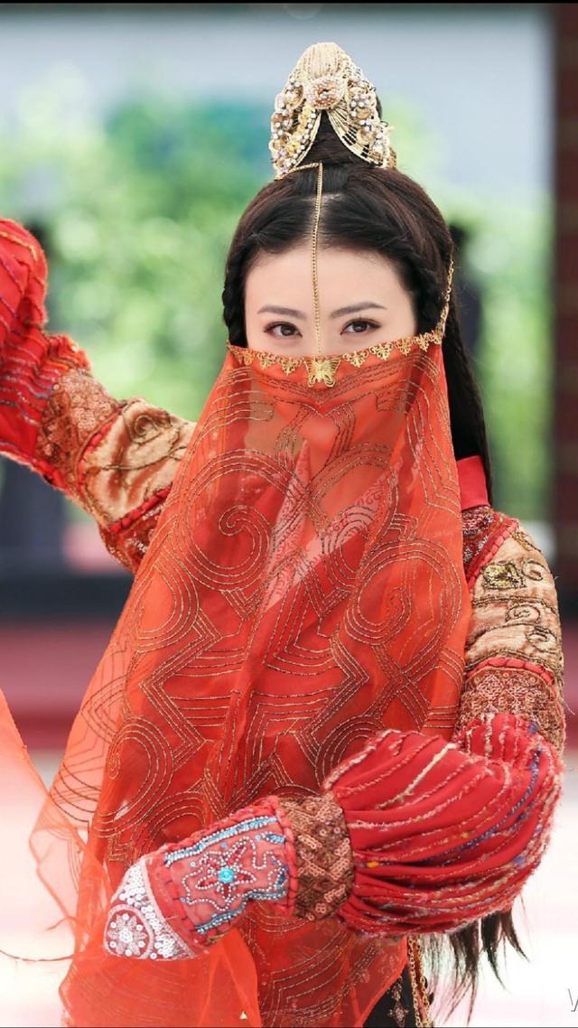 Cảnh Điềm không hổ là đệ nhất mỹ nữ Bắc Kinh, dù đeo mạng che mặt vẫn nổi bật đôi mắt to tròn có hồn.