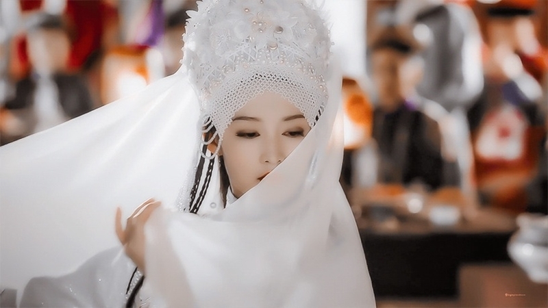 Lý Thấm cũng vô cùng xinh đẹp trong trang phục công chúa dị tộc đặc biệt khoảnh khắc tháo mạn che mặt khiến khán giả phải trầm trồ.