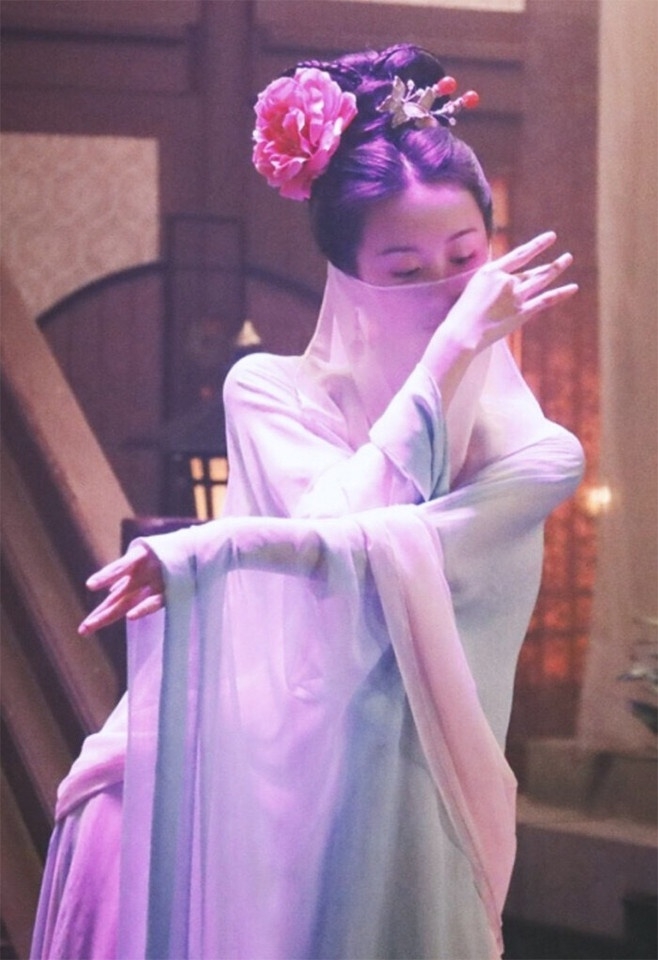 Viên Băng Nghiên là một trong những mỹ nhân thống trị dòng phim chiếu mạng hiện nay với vẻ ngoài xinh đẹp. Dù dùng mạng che mặt voan mỏng cũng không che hết nhan sắc của nữ diễn viên.