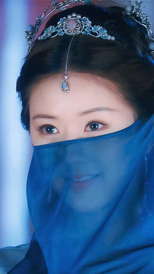 Triệu Lộ Tư khoe nhan sắc ngọt ngào qua tấm mạng che mặt mỏng.