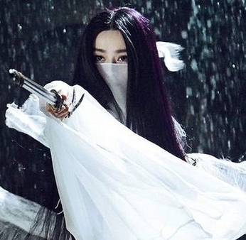 Phạm Băng Băng cũng thần thái rạng ngời trong trang phục màu trắng và mạng che mặt cùng màu.