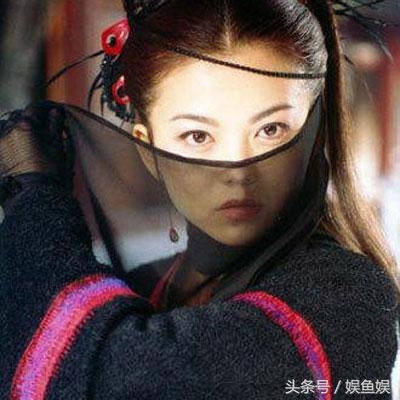 Lý Tương đeo khăn che mặt mỏng manh làm nổi bật vẻ đẹp đầy ấn tượng.