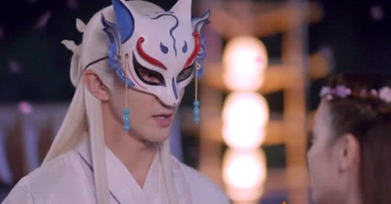 Ông chú Cao Vỹ Quang trong tam sinh tam thế chẩm thượng thư với mặt nạ hình hồ ly kết hợp với mái tóc trắng càng khiến khán giả mê mẩn.