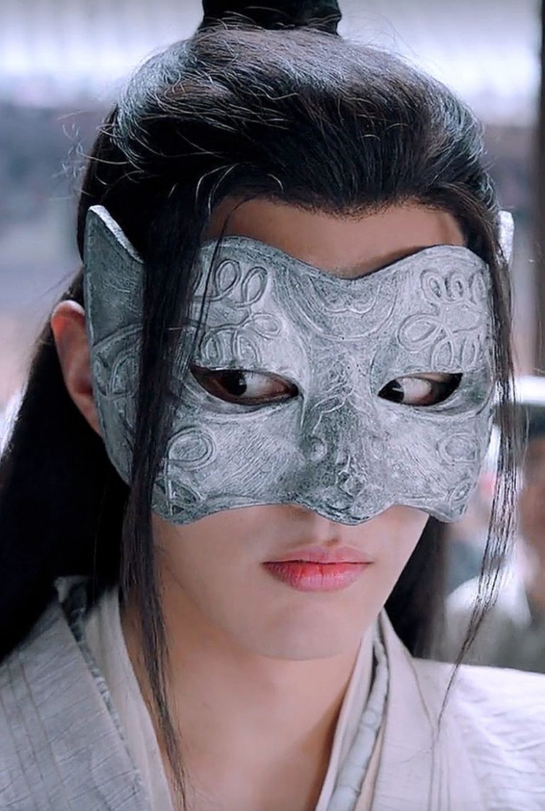 Tiêu Chiến dù che nửa khuôn mặt nhưng vẫn không mất đi các nét trên gương mặt đặc biệt đôi môi gợi cảm.