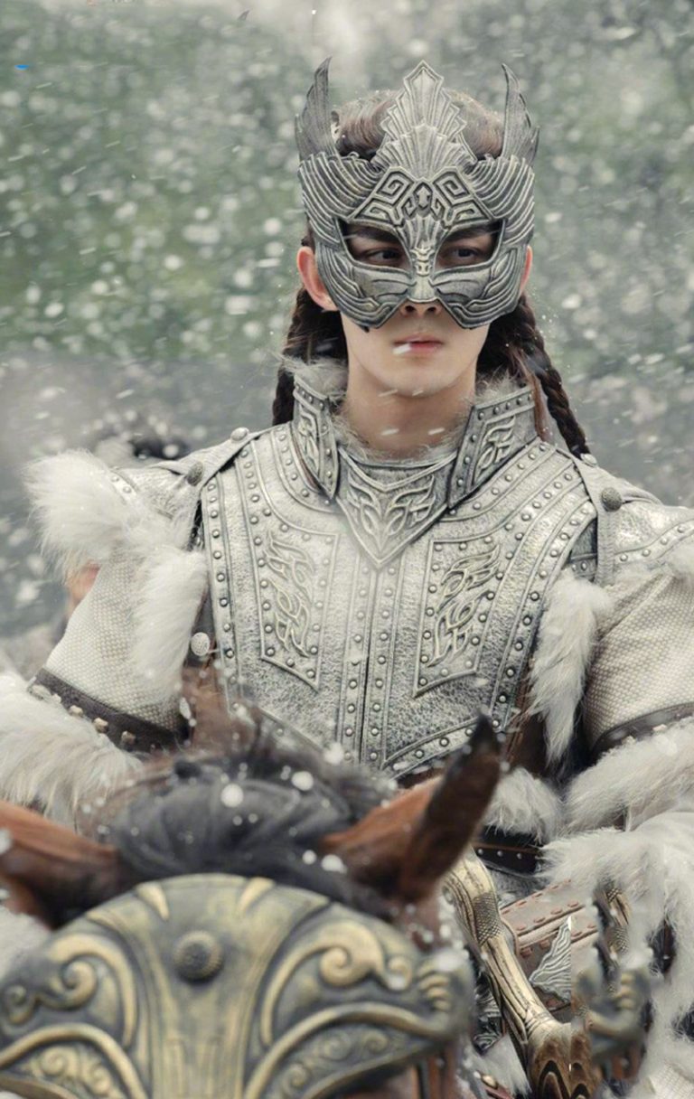 Ngô Lỗi chỉ lộ ra nửa mặt nhưng vẫn có thể thấy vẻ đẹp trai không bị mất đi mà thay vào đó khoảnh khắc đeo mặt nạ tăng tăng thêm khí phách trong bộ áo giáp.