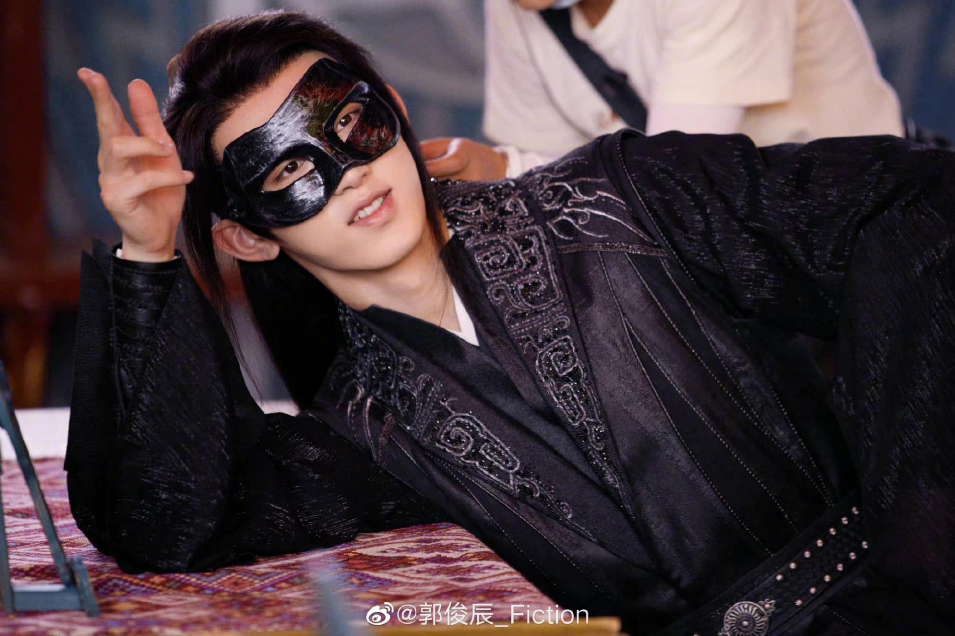 Quách Tuấn Thần đăng ảnh hậu trường bộ phim Hoa Nhung cũng không giấu được vẻ đẹp trai cùng bờ môi gợi cảm sau mặt nạ đen che nửa khuôn mặt.