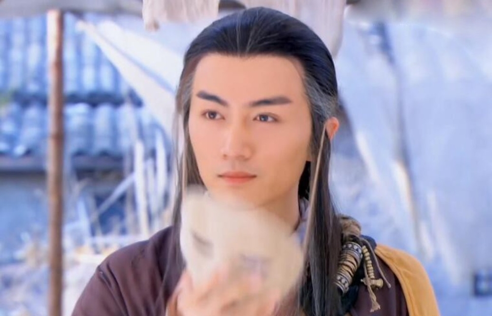 Trần Hiểu chắc chắn là Dương Quá đẹp nhất màn ảnh. Dù trong phim Trần Hiểu thiếu chút trưởng thành so với cốt truyện nhưng không thể phủ nhân khoảng khắc nam diễn viên tháo mặt nạ khiến hội chị em phải hú hét.