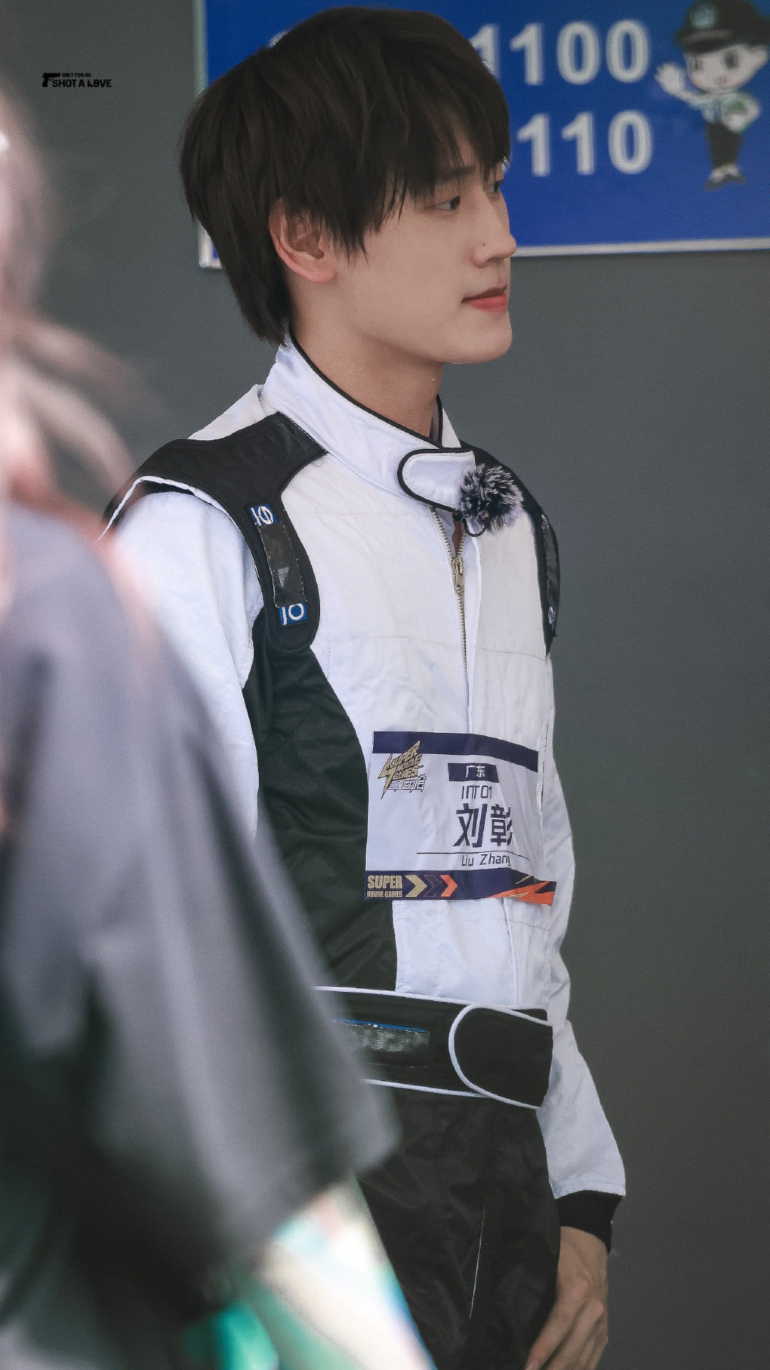 Vương Nhất Bác, La Vân Hi và 9 sao nam Cbiz đẹp hớp hồn trong đồng phục đua xe: Top 1 'đỉnh của chóp'! - Ảnh 13