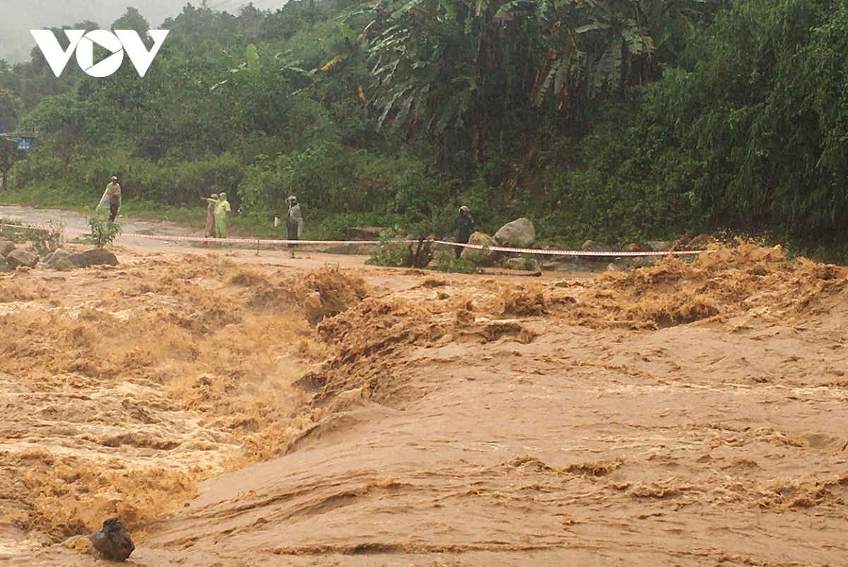 Mưa lớn khiến nước suối ở xã Mường Hoong huyện Đăk Glei dâng cao. Ảnh VOV