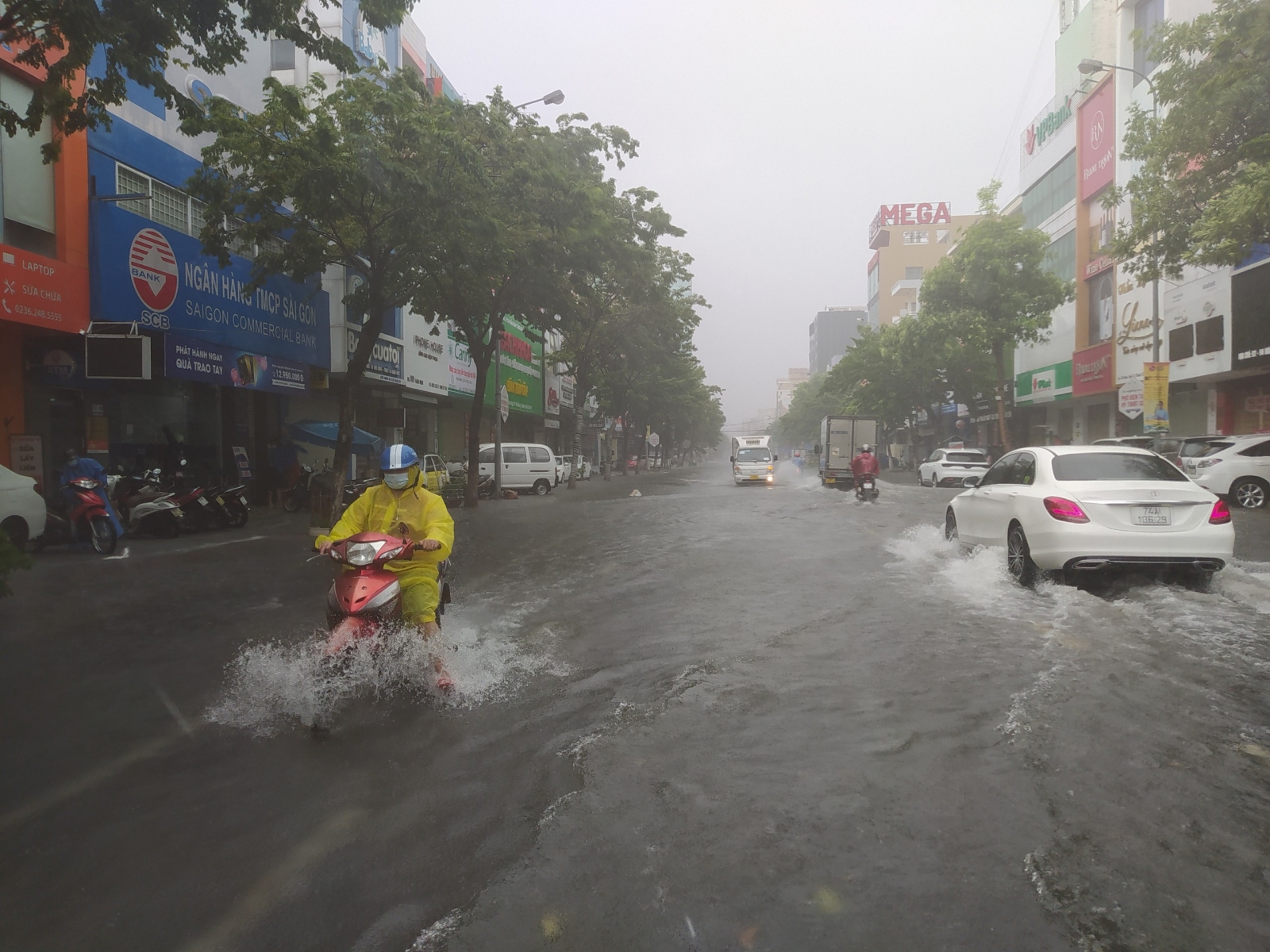 Các tuyến đường trung tâm TP Đà Năng đang bị ngập lụt nặng. Ảnh GDTĐ