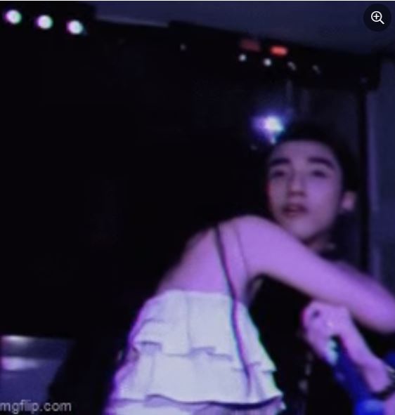 Nụ cười ngượng ngùng của Sơn Tùng trước hành động cuồng nhiệt của cô gái.