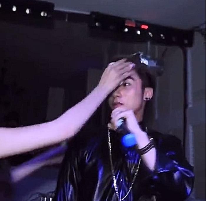 Một cô gái lên lau mồ hôi cho Sơn Tùng khiến nam ca sĩ giật mình.