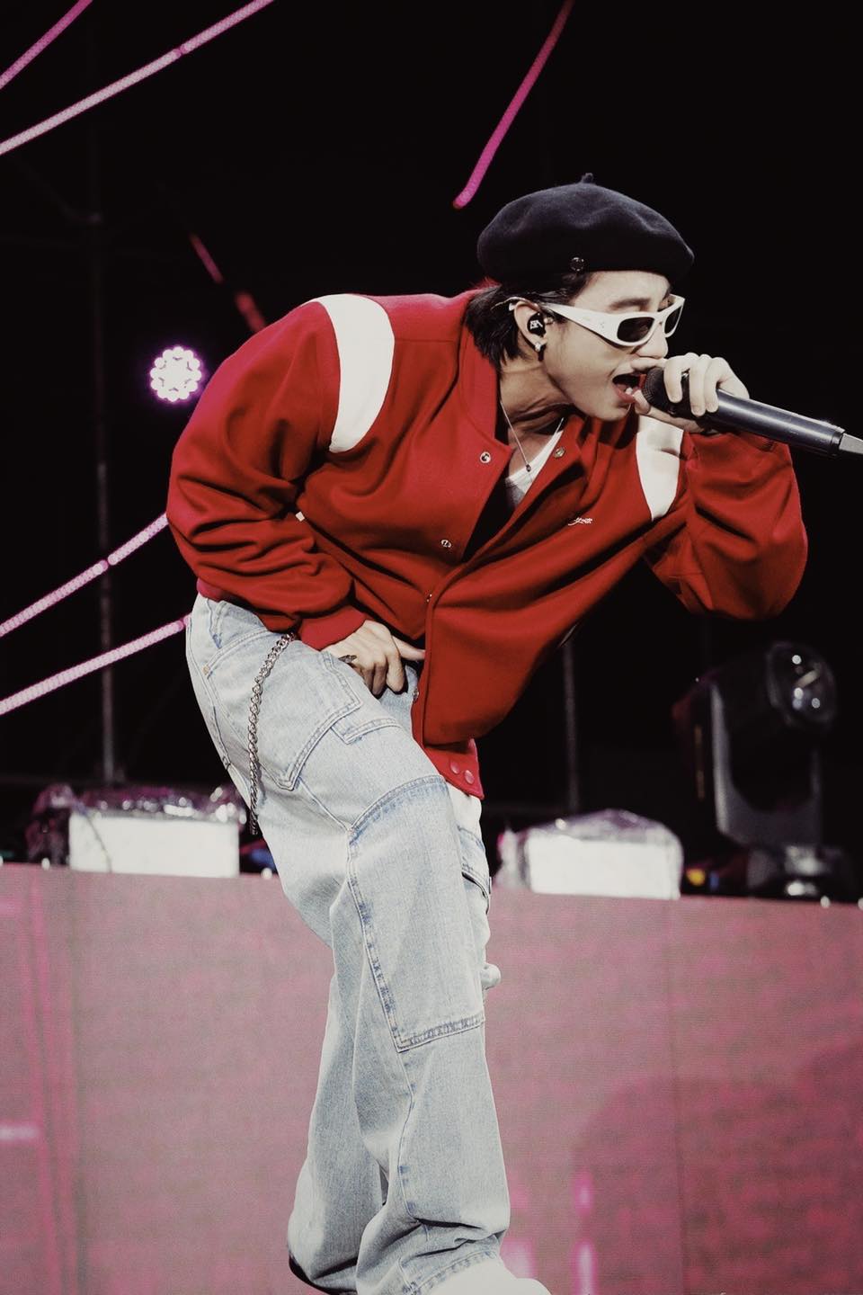 Sơn Tùng 'đứng hình' khi bị 'tập kích' bất ngờ trên sân khấu - Ảnh 1