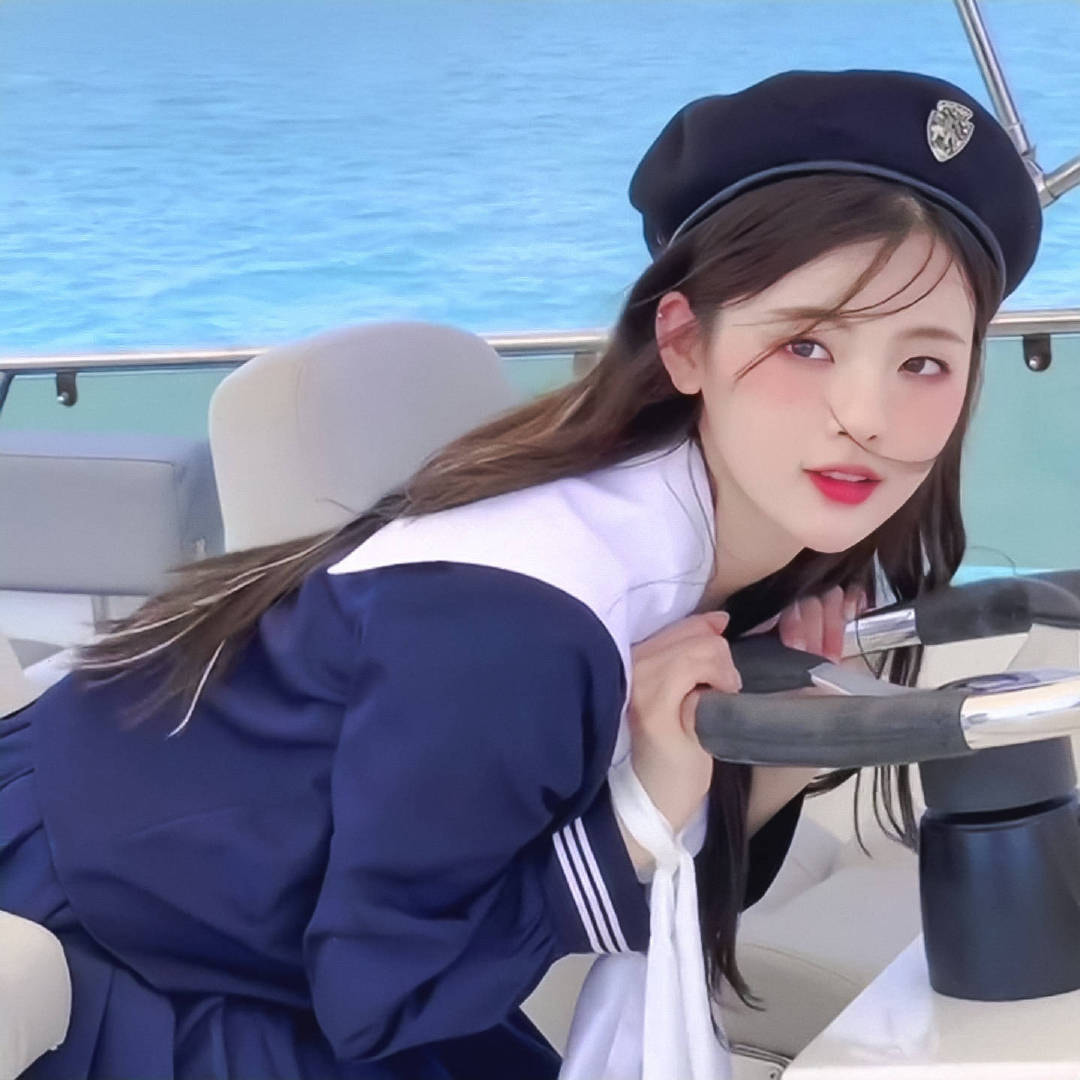 Vốn sở hữu gương mặt như búp bê, Dương Siêu Việt đang là một hiện tượng lạ của C-Biz khi độ nổi tiếng tỷ lệ nghịch với tài năng và bị netizen đặt cho biệt danh 'em gái bất tài nhất nhì Cbiz'