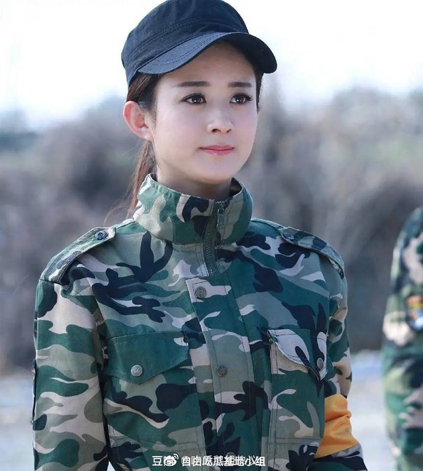 Triệu Lệ Dĩnh vốn sở hữu gương mặt như trẻ con khi diện bộ quân phục vào đã giảm chút nét tinh nghịch mà thay vào đó là thần thái nghiêm túc.