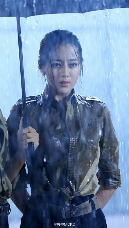Là mỹ nhân sở hữu gương mặt đẹp cùng vóc dáng nhỏ nhắn, cao ráo, Địch Lệ Nhiệt Ba trong quân phục với phom dáng cứng cáp cũng không thể che mờ nét đẹp trong phim Ma Lạt Biến Hình Kế.