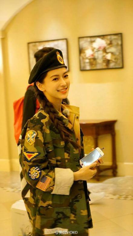 Vốn là mỹ nhân xinh đẹp của showbiz Hoa ngữ, Angela Baby cân hết mọi tạo hình. Dù bộ quân trang có hơi rộng nhưng nhan sắc của bà xã Huỳnh Hiểu Minh vẫn vô cùng xinh đẹp.