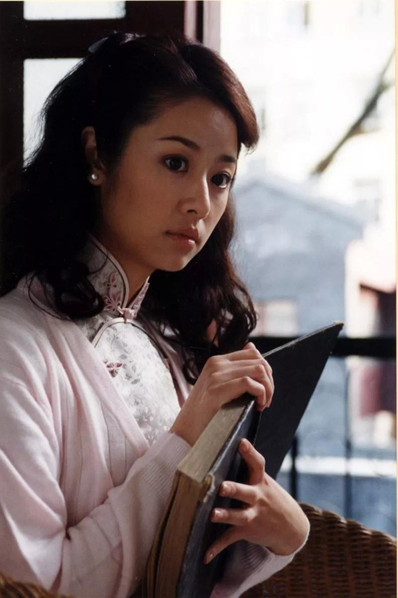 Không thể thiếu mỹ nhân kỳ cựu của Cbiz chính là Lâm Tâm Như. Với vẻ ngoài dịu dàng, Lâm Tâm Như cực kỳ phù hợp trong tạo hình thời dân quốc với chiếc váy sườn xám.