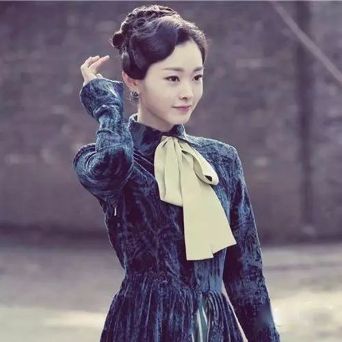 Tống Dật được ví như một viên ngọc quý tiềm ẩn không chỉ sở hữu diễn xuất giỏi mà nhan sắc trong tạo hình thời dân quốc của nữ diễn viên giống như bước ra từ trong tranh.