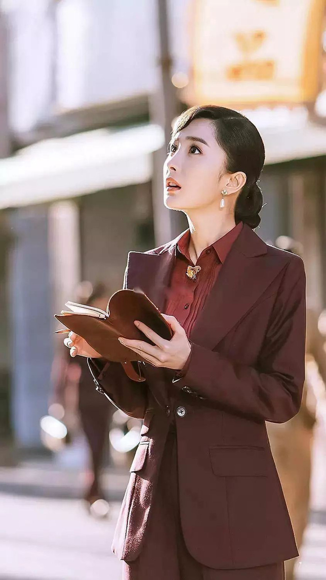 Dương Mịch chắc chắn cũng được liệt vào danh sách mỹ nữ thời dân quốc soái khí nhất với bộ vest gọn gàng nhưng không mất đi khí chất sang chảnh.