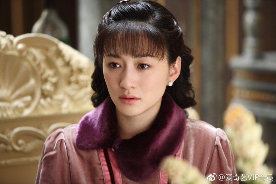 Chắc chắn không thể quên được nhan sắc của Lý Tiểu Nhiễm trong tạo hình thời dân quốc. Nếu bỏ qua bê bối đời tư từng bị tố cướp chồng thì chắc chắn Lý Tiểu Nhiễm sẽ trở thành sao nữ không thua kém gì 'quốc bảo diễn xuất' Châu Tấn.