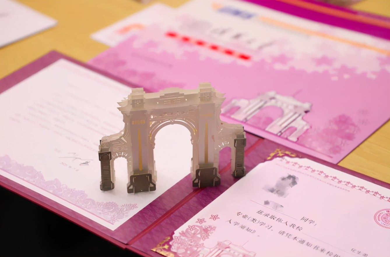 Chắc chắn không ai không biết trường tốp đầu Trung Quốc là Đại học Thanh Hoa. Đến cái giấy nhập học cũng không khác gì thiệp mời ngày trọng đại.